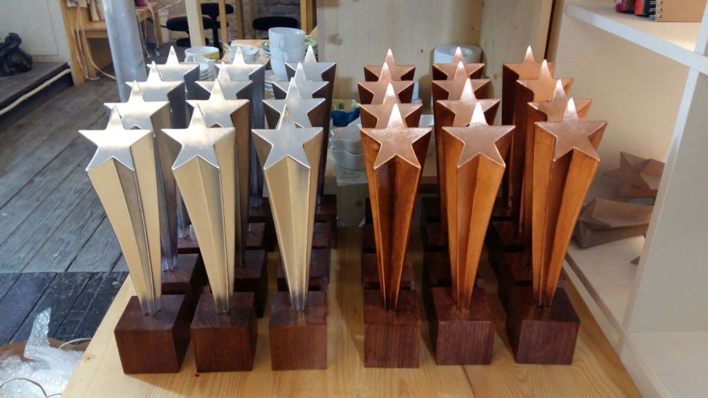 trofeu lemn si metal, propsuri, recuzita, taiare si gravare CNC